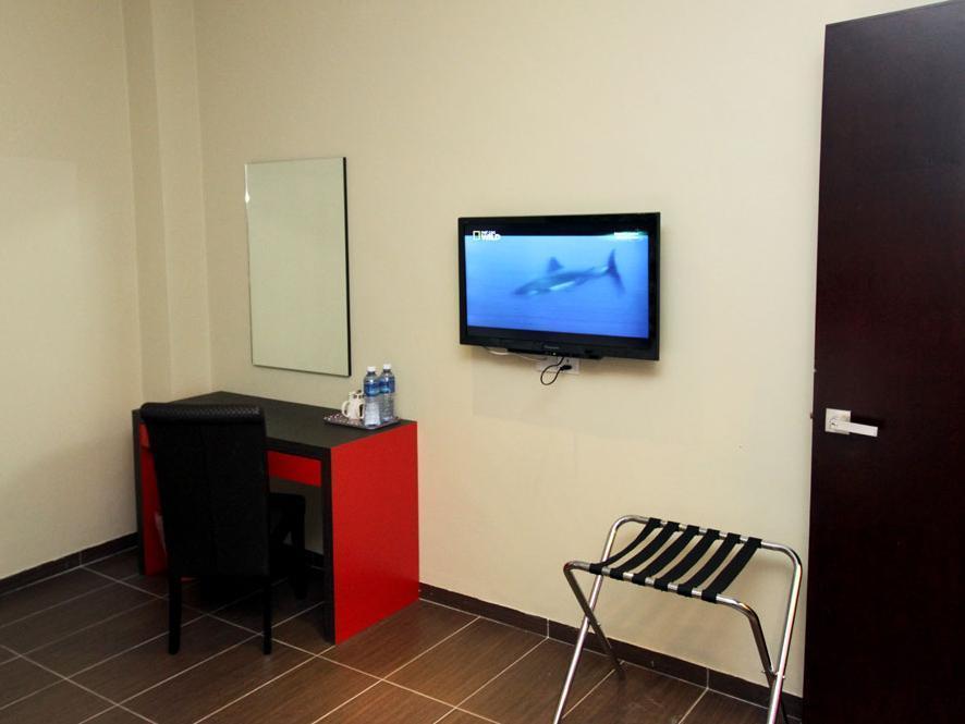 Est Penang Hotel Баян Лепас Екстериор снимка