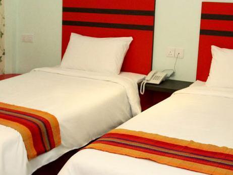 Est Penang Hotel Баян Лепас Екстериор снимка